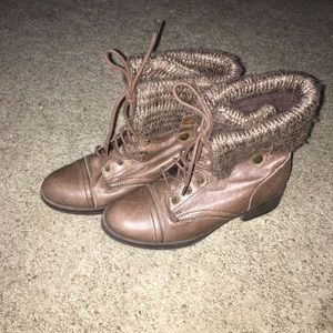 Cute Steve Madden boots.